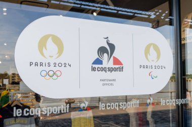 Bordeaux, Aquitaine France - 05 29 2023: Le coq sportif Paris 2024 Olimpiyat Oyunları ön cephe logosu ve spor giyim mağazası spor malzemeleri üreticisi spor malzemeleri mağazası tedarikçisinin metin imzası