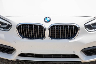 Bordeaux, Aquitaine France - 05 29 2023: BMW logo metni ve yeni Almanya otomobil kaputu üzerindeki marka işareti