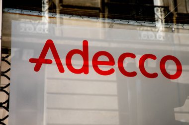 Bordeaux, Aquitaine France - 05 29 2023: Adecco, Fransız Geçici İş Ajansı 'nın ön cephesinde marka ve metin logosu imzaladı