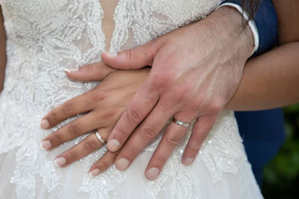 Para Strony Obrączki Oblubienicy Pana Młodego Palce Rąk Małżeństwie Biała — Zdjęcie stockowe