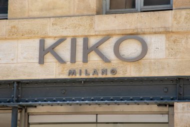 Bordeaux, Aquitaine France - 05 09 2023: Kiko Milano makyaj malzemeleri mağazası ön cephe kozmetik şirketi İtalyan zinciri markası