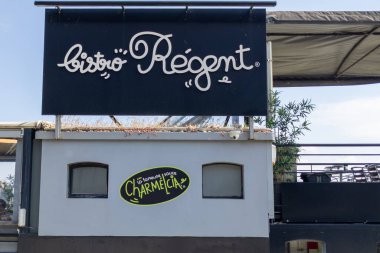 Bordeaux, Aquitaine France - 05 29 2023: Bistro Regent Fransız Lokantası Teras Paneli tabelasında metin ve logo işareti
