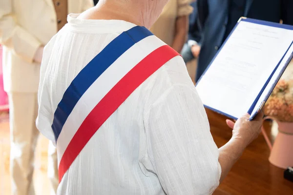在法国市政厅举行的正式庆祝活动期间 该市的法国女市长 — 图库照片