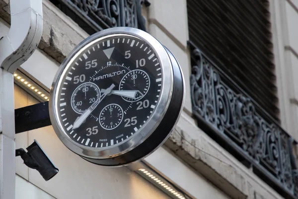 ボルドー アキテーヌフランス 2023 ハミルトンスイスは 店舗のファサード時計店の入り口に時計のロゴのサインとブランドのテキストチェーンジュエリーを作った — ストック写真