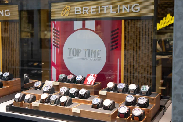 ボルドー アキテーヌフランス 2023 ブライトリングトップの時間の古典的な車のロゴブランドのファサードとテキストサインスイスの時計店の宝石店の壁のブティックを表示 — ストック写真