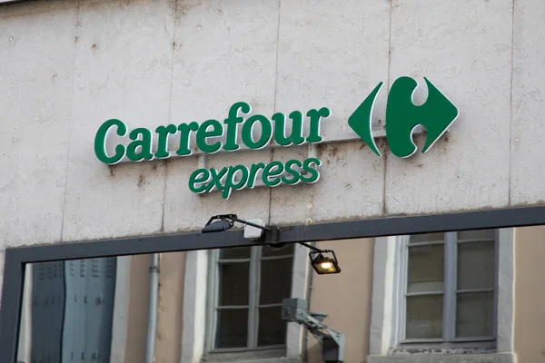 Lyon, Aura France - 04: 20 2023: Carrefour Express metin ve logo işareti duvar zinciri ön cephe kasaba mağazası girişi küçük süpermarket
