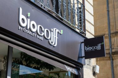 Bordeaux, Aquitaine France - 05: 29: 2023: Biocoiff Fransız moda berber dükkanı marka metin zinciri ve kuaför girişindeki logo tabelası