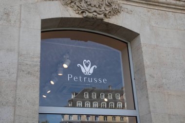 Bordeaux, Aquitaine France - 06 01 2023: Petrusse tabelası ve logo duvarlı ön cephe mağazası moda kıyafetleri markası için lüks butik girişi