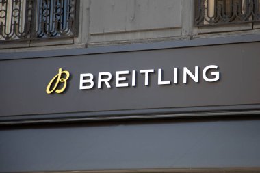 Bordeaux, Aquitaine France - 06 01 2023: Breitling logo markası ve metin imzalı İsviçreli saatler duvar mağazası ön cephe butiği