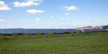 Fotovoltaik sistem içerisindeki güneş enerjisi panelleri elektrikli güneş paneli çiftliği