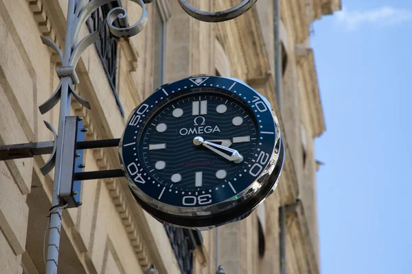 ボルドー アキテーヌフランス 2023 オメガの腕時計店の看板ブランドとロゴテキストフロント壁のファサードチェーン店スイスの高級時計メーカー — ストック写真