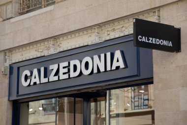 Bordeaux, Aquitaine France - 06 06 06 2023: calzedonia logo metin dükkanı zinciri giysiler mağaza mağaza perakende iç çamaşırı moda