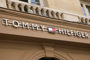 Bordeaux, Aquitaine France - 06 06 06 2023: Tommy Hilfiger marka ve metin logosu mağaza giriş duvarı önü Amerikan giyim firması biz moda butiği