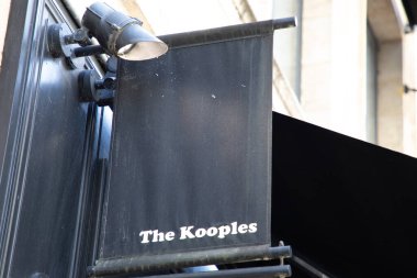 Bordeaux, Aquitaine France - 06 06 06 2023: the kooples logo markası ve metin işareti ön cephe mağaza girişi moda