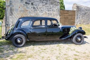 Bordeaux, Aquitaine France - 06 06 06 2023: Citroen traction avanant düğün çiçeği süslemeli klasik araba