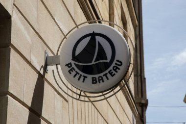 Bordeaux, Aquitaine France - 06 06 06 2023: Petit Bateau çocuk moda mağazası metin zinciri ve logo işareti küçük tekne butiği çocukları anlamına geliyor