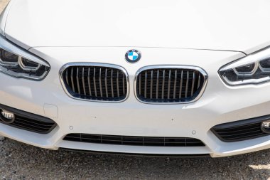 Bordeaux, Aquitaine France - 05: 29 2023: BMW işareti logosu ve beyaz araba kaputu Alman aracı üzerindeki marka metni