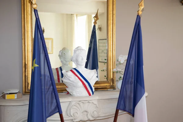 フランスとヨーロッパの旗市庁舎内のフランス赤青白とマリアンヌのシンボルのバスト — ストック写真