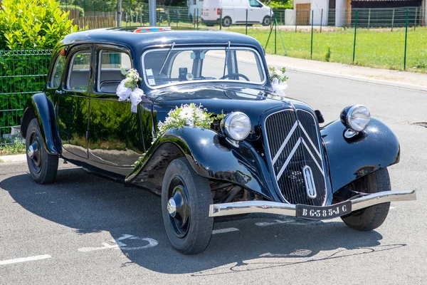 ボルドー アキテーヌフランス 2023年06月 シトロエントラクションアバンギャルドなヴィンテージクラシックカーの結婚式の装飾フロントブランドとロゴ — ストック写真