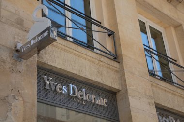 Bordeaux, Aquitaine France - 06 01 2023: Yves delorme home shop logosu ve duvardaki yatak evinin ön cephe mağazasındaki metnini imzala