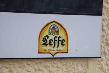 Bordeaux, Aquitaine France - 06 06 06 2023: Leffe Belçika bira tabelası logosu ve bar girişinin ön cephesindeki marka metni