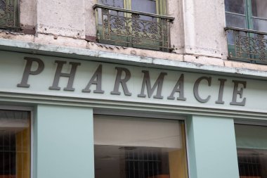 Eczane logosu ve imzası Fransızca duvardaki eczane anlamına geliyor.