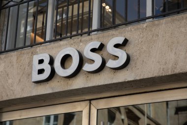 Bordeaux, Aquitaine France - 06 01 2023: Hugo Boss mağazası metin ve logo markası erkek mağazaları mağaza zinciri erkek giyim lüks moda