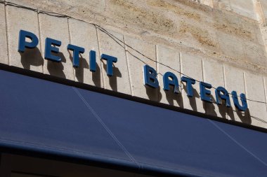 Bordeaux, Aquitaine France - 06 06 06 2023: Petit Bateau logosu ve butik çocuk giyim mağazasının önünde metin giriş zinciri imzası