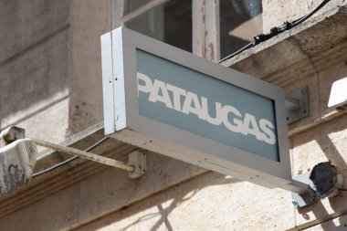 Bordeaux, Aquitaine France - 06 06 06 2023: pataugas mağazası logosu ve mağaza ön cephesindeki zincir mağaza girişinde imza.