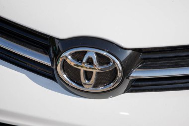 Bordeaux, Aquitaine France - 06 06 06 2023: Toyota marka tabela ve beyaz araba ızgarasında krom gümüş renkli metin logosu