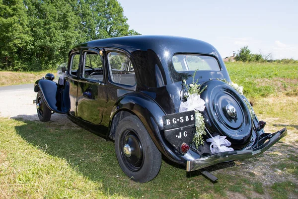 ボルドー アキテーヌフランス 2023年06月 結婚式の花の装飾とバックシトロエントラクションアヴァンギャルドなヴィンテージ車 — ストック写真