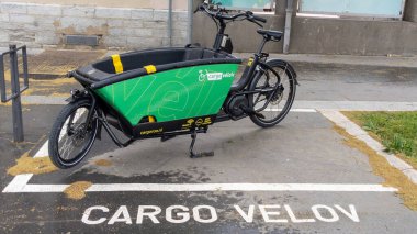 Lyon, Auvergne-Rhone-Alpes, Fransa - 06 06 2023: Lyon kargo velov kentsel servis bisikleti