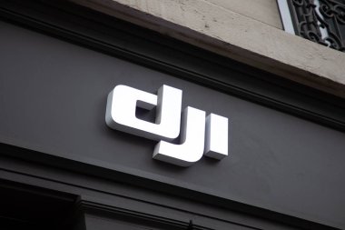 Bordeaux, Aquitaine France - 06 06 06 2023: Dji logo markası ve cephe dükkanındaki metin işareti insansız hava araçları ve dengeleyiciler üretiyor