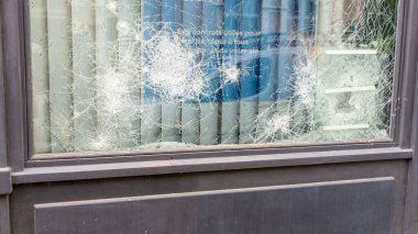Ön kapıdaki dükkan grev sırasında taş ve çekicin cam çarpması sonucu kırılmış.