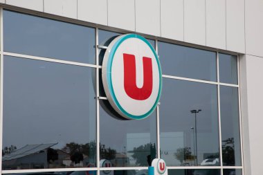 Bordeaux, Aquitaine France - 06 06 2023: Super U logosu sizi imzaladı ve Fransız süpermarket önü metin zinciri