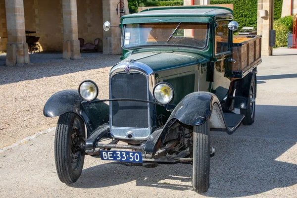 ボルドー アキテーヌフランス 2023年06月 シトロエンC4馬力レトロヴィンテージフランスの歴史的な車1930車のピックアップ古代 — ストック写真