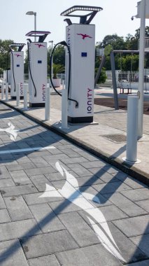 Lyon, Fransa - 06 16 2023: IONITY logo markası ve metin işareti Her elektrikli araç için Yüksek Güç Şarj Birimleri