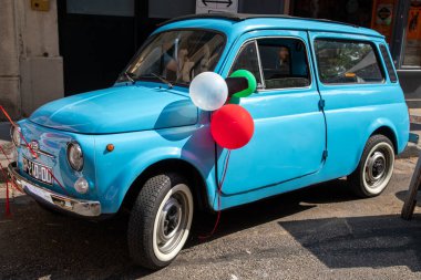 Milano, İtalya - 06 21 2023: Fiat 500 Giardiniera retro mavi model eski model eski model kronometre 60 'lar açık sokak