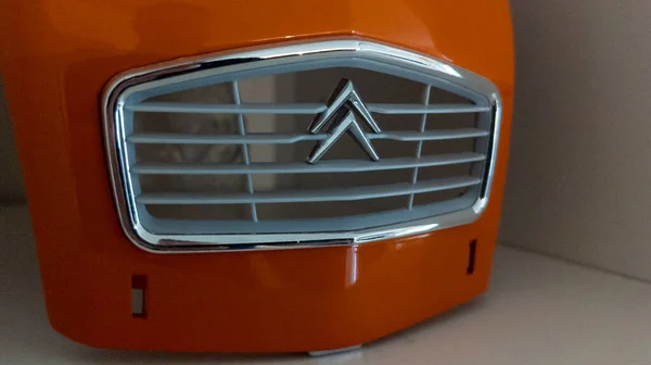 ボルドー アキテーヌフランス 2023年 シトロエン2Cvサインロゴとブランドテキストフロントカーフードレトロなヴィンテージフランスの歴史的な車両のオレンジ古代 — ストック写真