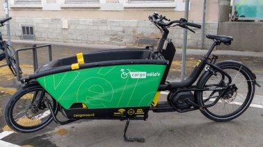 Lyon, Auvergne-Rhone-Alpes, Fransa - 06 06 2023: Lyon Velov kargo bisikleti şehir merkezindeki kentin kentli bisiklet kiralama merkezindeki özel konumu ile birlikte kiralandı.