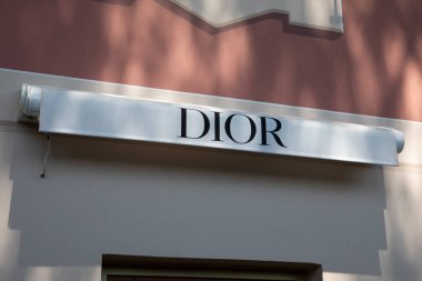 Bordeaux, Aquitaine France - 06 22 2023: Christian Dior marka logo girişi moda giyim endüstrisinin perakende satış cephesi metin duvarı