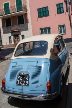Milano, İtalya - 06 21 2023: fiat 600 multila retro blue vintage model eski kronometre 60 'lar