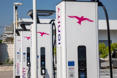 Lyon, Fransa - 06 16 2023: Yalnızlık logosu her markanın logosu ve elektrikli araba şarj cihazının işaret noktası.