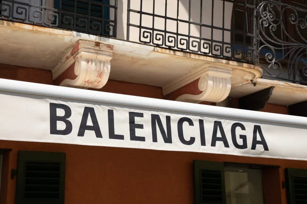 ボルドー アキテーヌフランス 6月21 2023 高級ファッション服の壁のファサード入り口にBalencagaのサインテキストとロゴブランド — ストック写真