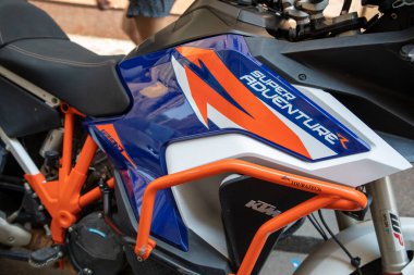 Bordeaux, Aquitaine France - 06 21 2023: ktm 1290 süper macera motosiklet logosu ve sokak motosikletinin yan tarafında yazılar