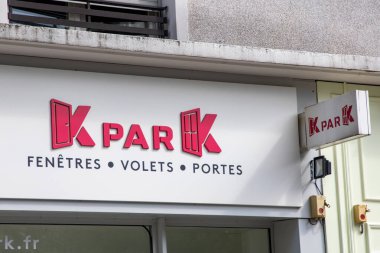 Bordeaux, Aquitaine France - 06 21 2023: k par metin levhası mağaza zinciri logosu kapı panjurları konusunda uzmanlaşmış ön cephe mağazası