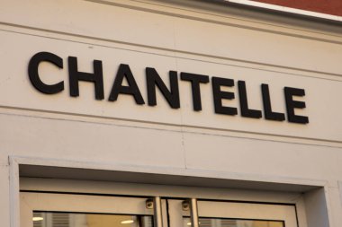 Bordeaux, Aquitaine France - 06 22 2023: Chantelle logo markası ve kızların butik iç çamaşırı mağazasının ön cephesini imzala