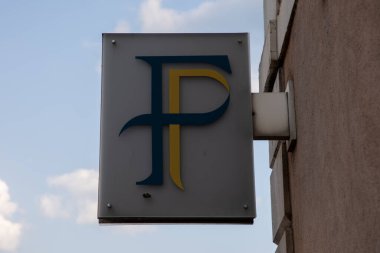 Ek bina, Fransa - 06 16 2023: Fransız kamu maliyesi logosunun tanıtım metnini finanse ediyor