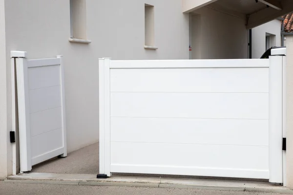 Portail Haut Moderne Blanc Ouvert Porte Entrée Maison Banlieue — Photo