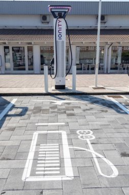 Lyon, Fransa - 06 16 2023: Ionity ev electric car şarj noktası istasyonu logosu ve metin işareti aracı